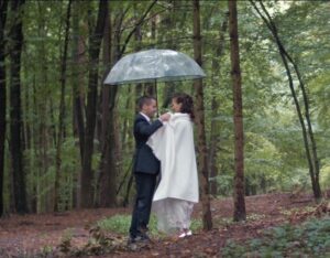 esernyős pár az erdőben